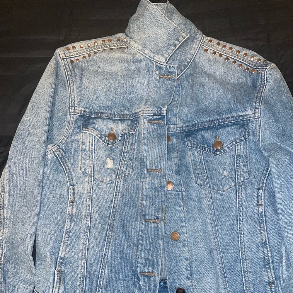 Heyy selling this Victoria Secret’s jacket